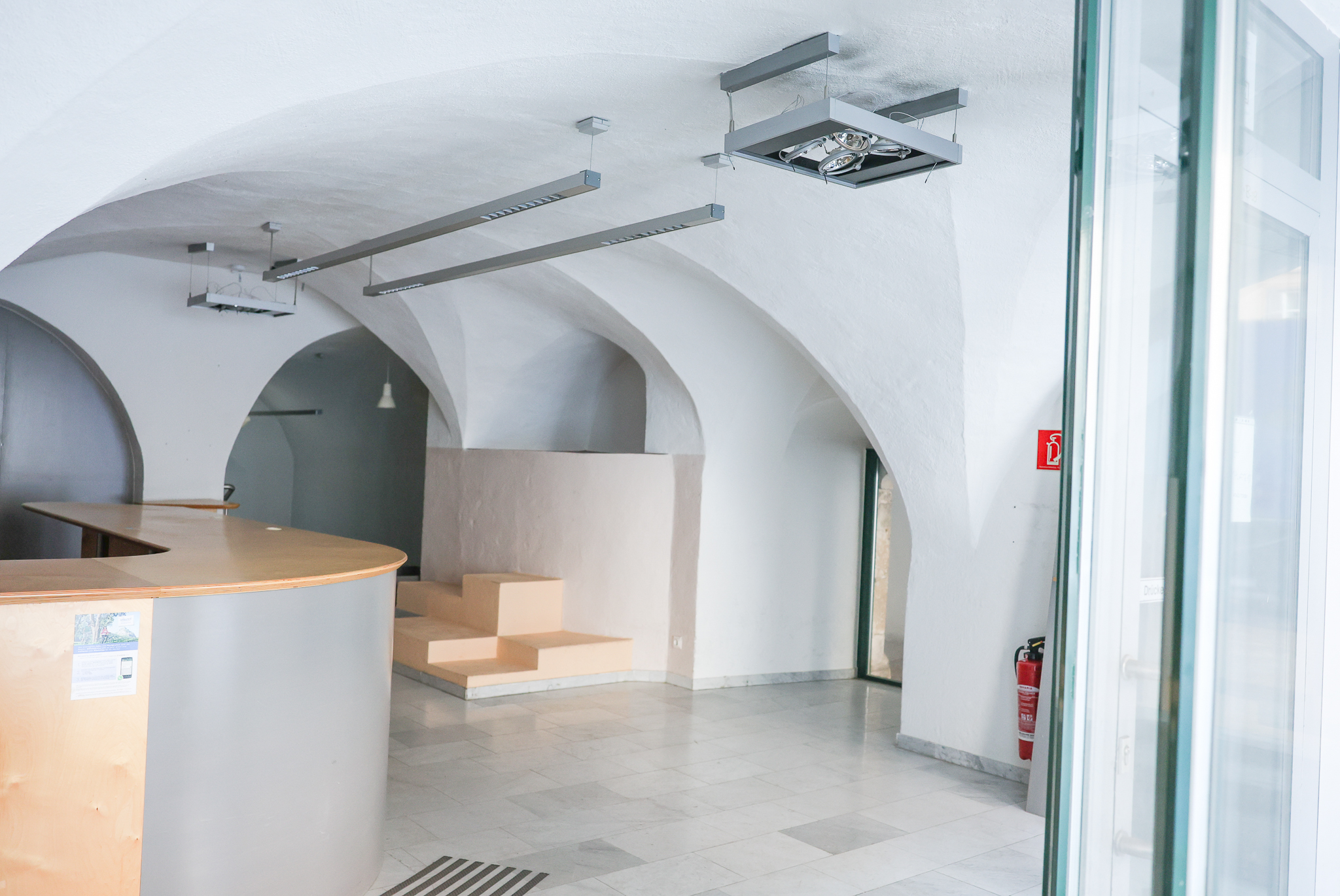 <h2>Auf einen Blick:</h2>
<ul>
<li><strong>Lage:</strong> Hauptplatz, Innenstadt (St. Veit an der Glan)</li>
<li><strong>Fläche:</strong> 68,04 m² Nutzfläche</li>
<li><strong>Objektart:</strong> Geschäftslokal, Büro, Dienstleistung</li>
<li><strong>Stockwerk:</strong> Erdgeschoss</li>
<li><strong>Anzahl Zimmer:</strong> 2</li>
<li><strong>Strom & Heizung:</strong> elektrisch</li>
<li><strong>Miete:</strong> € 660,- (exkl. Strom und Heizung)</li>
</ul>
<h2>Über die Immobilie</h2>
<h2>Geschäftsfläche im Erdgeschoss in Toplage – nahe dem Hauptplatz von St. Veit an der Glan</h2>
<p>
Sie suchen eine kompakte, gut sichtbare Geschäftsfläche in absoluter Zentrumslage?
Dieses vielseitig nutzbare Mietobjekt im Herzen von St. Veit an der Glan bietet eine funktionale Raumaufteilung
und ist ideal geeignet für Einzelhandel, Dienstleistung oder Büro. Dank der Lage im Erdgeschoss profitieren Sie
von einem kundenfreundlichen Zugang und einer Adresse, die wahrgenommen wird.
</p>
<h3>Objektbeschreibung – zentral & flexibel nutzbar:</h3>
<ul>
<li><strong>Nutzfläche gesamt:</strong> 68,04 m²</li>
<li><strong>2 Zimmer</strong> – flexibel nutzbar (z. B. Verkaufs-/Beratungsraum & Büro/Lager)</li>
<li><strong>Erdgeschosslage</strong> mit guter Erreichbarkeit</li>
<li><strong>Strom & Heizung:</strong> elektrisch</li>
<li><strong>Hinweis:</strong> Strom und Heizung sind in der Miete nicht enthalten</li>
</ul>
<h3>Ideal für:</h3>
<ul>
<li>Einzelhandel / Boutique / Concept Store</li>
<li>Dienstleistung (z. B. Beratung, Studio, Agentur)</li>
<li>Büro oder Praxis</li>
</ul>
<h3>Lage – Zentrumslage mit Frequenz:</h3>
<p>
Die Geschäftsfläche liegt nahe dem Hauptplatz von St. Veit an der Glan und ist von einem starken Branchenmix
aus Handel, Gastronomie und öffentlichen Einrichtungen umgeben. Das sorgt für ein lebendiges Umfeld und eine
konstante Frequenz im Tagesverlauf.
</p>
<h3>Umfeld – in unmittelbarer Nähe:</h3>
<ul>
<li>Vonni e.U. Zerza Yvonne – Modegeschäft (Hauptplatz 23)</li>
<li>Besold Buch · Papier – Buch- & Papierladen (Hauptplatz 14)</li>
<li>Schuhmoden Griesser – Schuhgeschäft (Hauptplatz 17)</li>
<li>United Colors of Benetton – Mode (Hauptplatz 11)</li>
<li>Cafe-Konditorei Holzmann – Trad. Café & Konditorei (Hauptplatz 4)</li>
<li>Pulcinella Cafe & Ristorante – Italienisches Restaurant & Café (Hauptplatz 6)</li>
<li>Rathaus St. Veit/Glan – Stadtverwaltung (Hauptplatz 1)</li>
<li>Bezirkshauptmannschaft St. Veit an der Glan – Bezirkshauptmannschaft (Hauptplatz 28)</li>
</ul>
<h3>Kosten:</h3>
<ul>
<li><strong>Miete:</strong> € 660,-</li>
<li><strong>Strom & Heizung:</strong> exklusive / separat zu bezahlen</li>
</ul>
<h3>Bezug:</h3>
<p>Nach Vereinbarung</p>
<h3>Kontakt & Besichtigung:</h3>
<p>
<strong>Marion Puschitz</strong><br>
Telefon: <a href="tel:+436648369610">0664 / 836 96 10</a><br>
E-Mail: <a href="mailto:marion.puschitz@stveit.com">marion.puschitz@stveit.com</a>
</p>