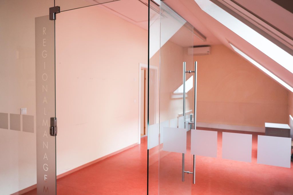 <h2>Auf einen Blick:</h2>
<ul>
  <li><strong>Lage:</strong> Hauptplatz, Innenstadt (St. Veit an der Glan)</li>
  <li><strong>Fläche:</strong> 93 m² Nutzfläche</li>
  <li><strong>Objektart:</strong> Büro / Geschäftsfläche für Dienstleistung</li>
  <li><strong>Stockwerk:</strong> 1. Stock</li>
  <li><strong>Anzahl Zimmer:</strong> 2</li>
  <li><strong>Sanitär:</strong> WC vorhanden</li>
  <li><strong>Heizung:</strong> elektrisch</li>
  <li><strong>Miete:</strong> € 660,- zzgl. MWSt., Nebenkosten und Heizung</li>
</ul>

<h2>Über die Immobilie</h2>

<h2>Büro- oder Dienstleistungsfläche im 1. Stock in Toplage – nahe dem Hauptplatz von St. Veit an der Glan</h2>

<p>
  Sie suchen eine zentrale, gut erreichbare Fläche für Ihr Büro oder Ihre Dienstleistung in der Innenstadt?
  Diese vielseitig nutzbare Einheit in bester Lage nahe dem Hauptplatz von St. Veit an der Glan überzeugt durch
  eine praktische Aufteilung, klare Raumstruktur und ein lebendiges Umfeld. Ideal für Unternehmen, die Wert auf
  eine sichtbare Adresse und ein professionelles Arbeitsumfeld legen.
</p>

<h3>Objektbeschreibung – gut aufgeteilte Büros:</h3>
<ul>
  <li><strong>Nutzfläche gesamt:</strong> 93 m²</li>
  <li><strong>2 Zimmer</strong> – gut aufgeteilt, ideal als Büro- und Besprechungs-/Arbeitsraum</li>
  <li><strong>1. Stock</strong> – ruhige, konzentrierte Arbeitsatmosphäre</li>
  <li><strong>WC vorhanden</strong></li>
  <li><strong>Heizung:</strong> elektrisch</li>
</ul>

<h3>Ideal für:</h3>
<ul>
  <li>Büro (z. B. Kanzlei, Agentur, Consulting)</li>
  <li>Dienstleistung (z. B. Beratung, Studio, Praxis)</li>
  <li>Geschäftsfläche mit Fokus auf Termine & Kundenkontakt</li>
</ul>

<h3>Lage – Zentrumslage mit Frequenz:</h3>
<p>
  Die Fläche befindet sich nahe dem Hauptplatz von St. Veit an der Glan und ist von einem starken Branchenmix
  aus Handel, Gastronomie und öffentlichen Einrichtungen umgeben. Das sorgt für ein lebendiges Umfeld und eine
  konstante Frequenz im Tagesverlauf – ein klarer Standortvorteil für Dienstleister:innen und Bürobetriebe.
</p>

<h3>Umfeld – in unmittelbarer Nähe:</h3>
<ul>
  <li>Vonni e.U. Zerza Yvonne – Modegeschäft (Hauptplatz 23)</li>
  <li>Besold Buch · Papier – Buch- & Papierladen (Hauptplatz 14)</li>
  <li>Schuhmoden Griesser – Schuhgeschäft (Hauptplatz 17)</li>
  <li>United Colors of Benetton – Mode (Hauptplatz 11)</li>
  <li>Cafe-Konditorei Holzmann – Trad. Café & Konditorei (Hauptplatz 4)</li>
  <li>Pulcinella Cafe & Ristorante – Italienisches Restaurant & Café (Hauptplatz 6)</li>
  <li>Rathaus St. Veit/Glan – Stadtverwaltung (Hauptplatz 1)</li>
  <li>Bezirkshauptmannschaft St. Veit an der Glan – Bezirkshauptmannschaft (Hauptplatz 28)</li>
</ul>

<h3>Kosten:</h3>
<ul>
  <li><strong>Miete:</strong> € 660,-</li>
  <li><strong>zzgl.:</strong> MWSt., Nebenkosten, Heizung</li>
</ul>

<h3>Bezug:</h3>
<p>Nach Vereinbarung</p>

<h3>Kontakt & Besichtigung:</h3>
<p>
  <strong>Marion Puschitz</strong><br>
  Telefon: <a href="tel:+436648369610">0664 / 836 96 10</a><br>
  E-Mail: <a href="mailto:marion.puschitz@stveit.com">marion.puschitz@stveit.com</a>
</p>